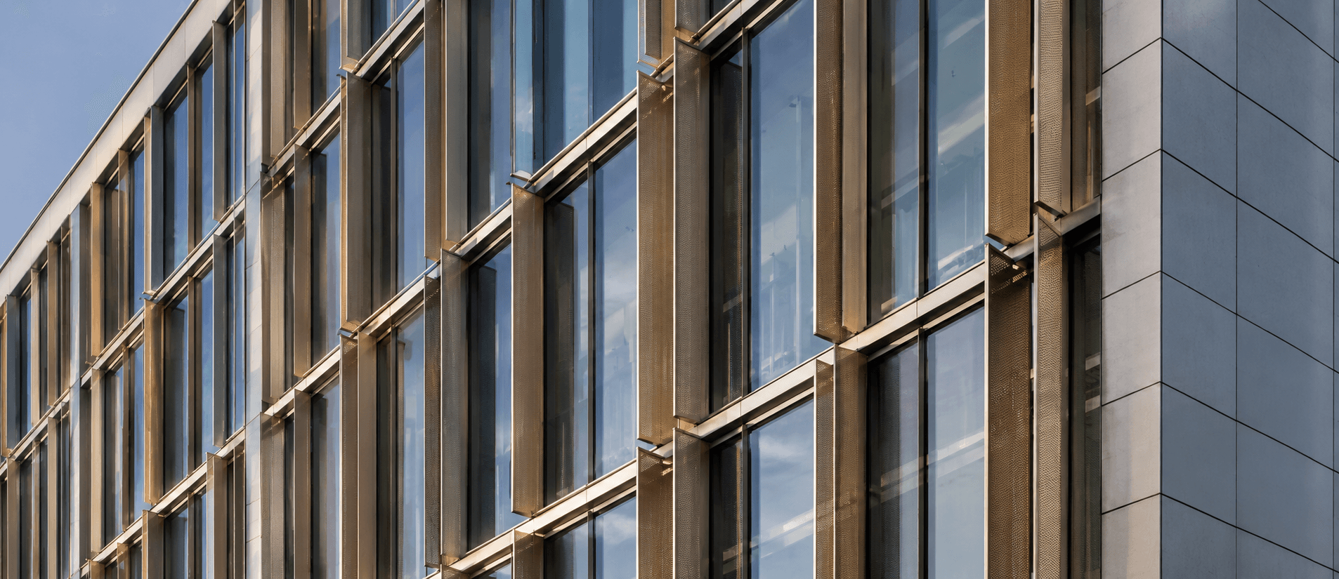 Façade & Envelope — Wide architectural daylight prefab modules, steel frame erection, aluminium systems, façade panels